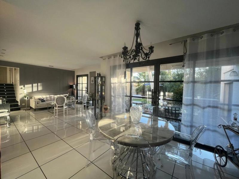 Maison - 230 m² - 10 pièces