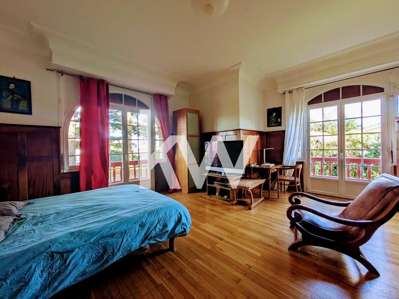 Maison - 225 m² - 6 pièces