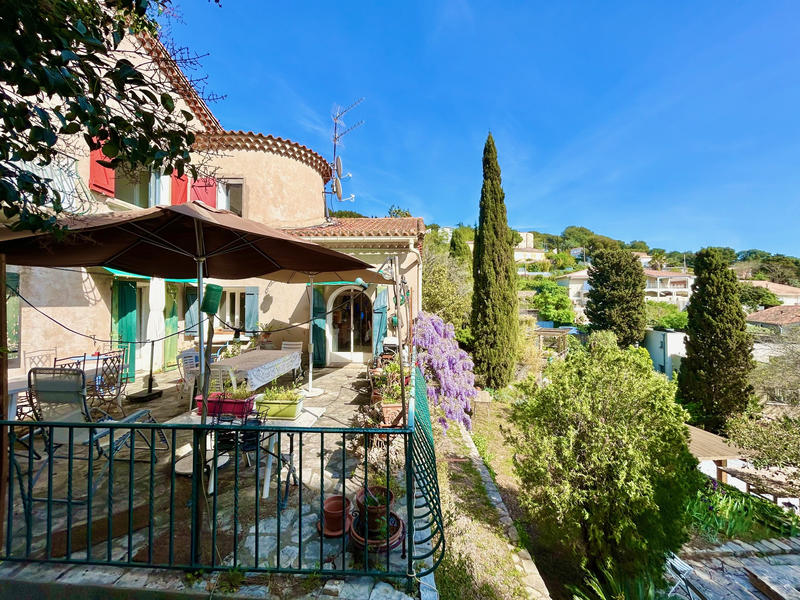 Maison - 234 m² - 9 pièces