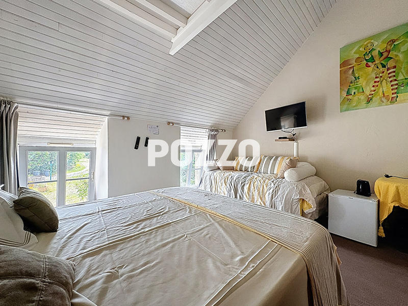 Maison - 220 m² - 8 pièces