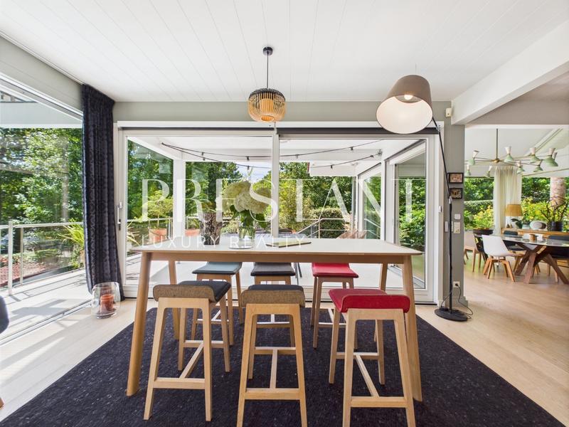 Maison - 337 m² - 8 pièces