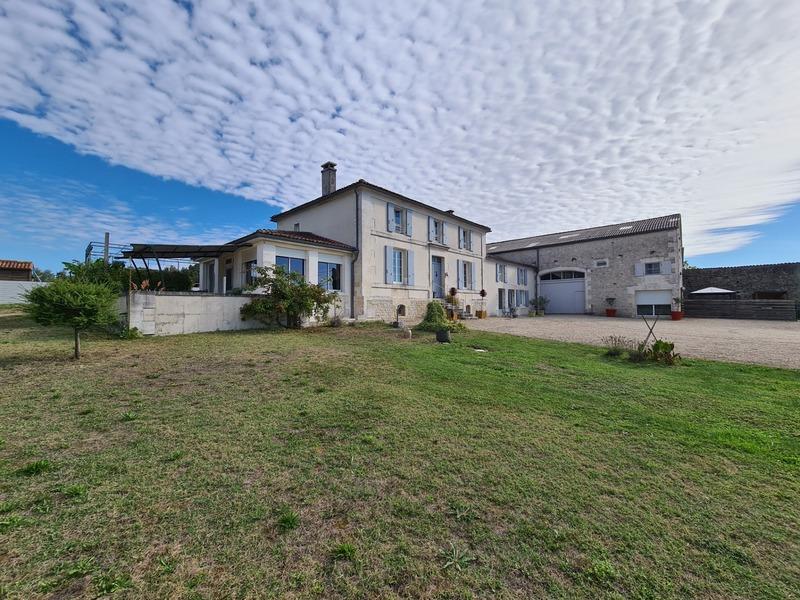 Propriété - 460 m² - 14 pièces