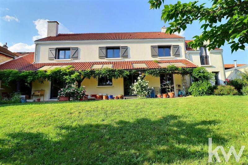 Maison - 241 m² - 8 pièces