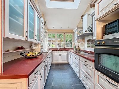 Maison - 305 m² - 9 pièces