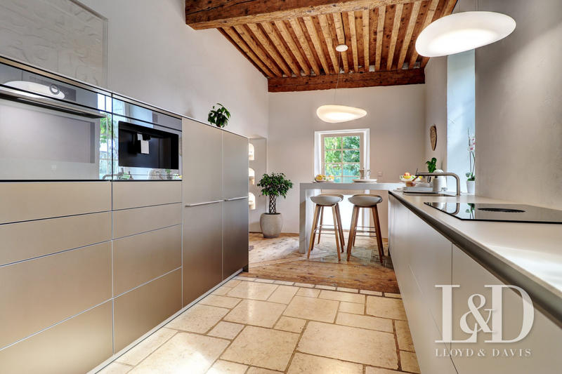 Maison - 360 m² - 10 pièces