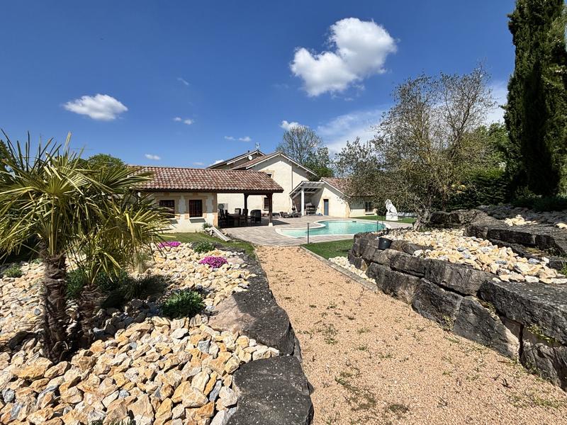 Maison traditionnelle - 260 m² - 9 pièces