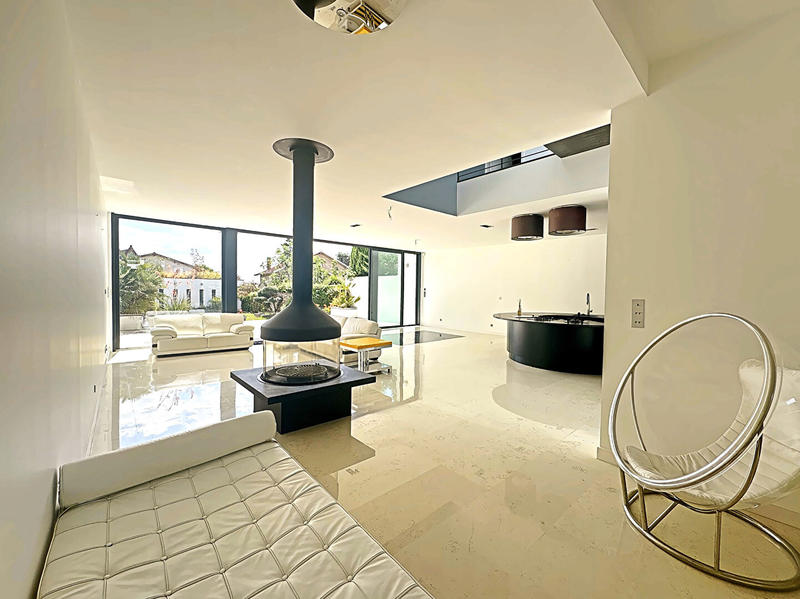 Maison - 328 m² - 5 pièces