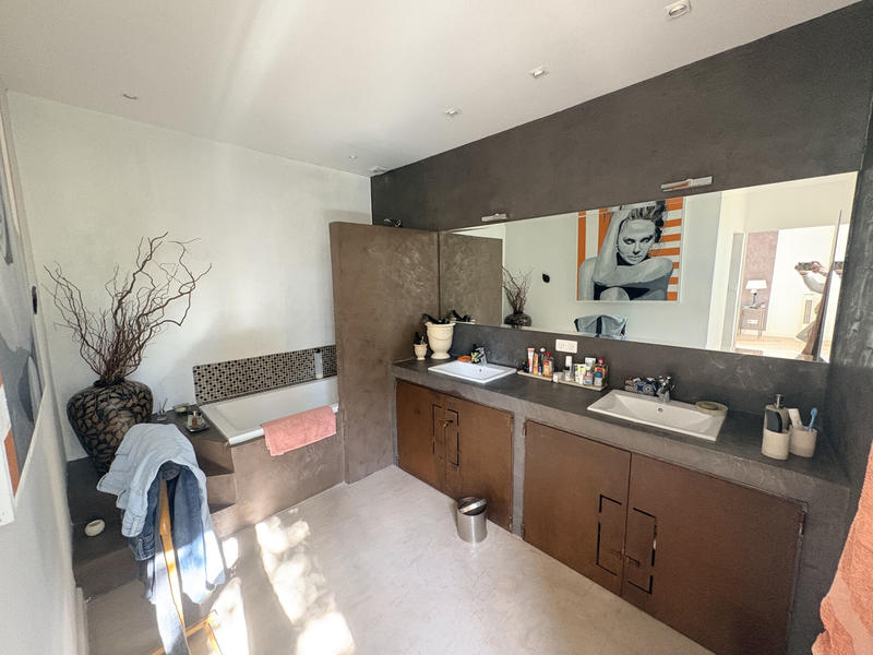 Maison - 320 m² - 8 pièces