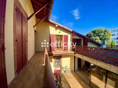 Maison de ville - 255 m² - 7 pièces