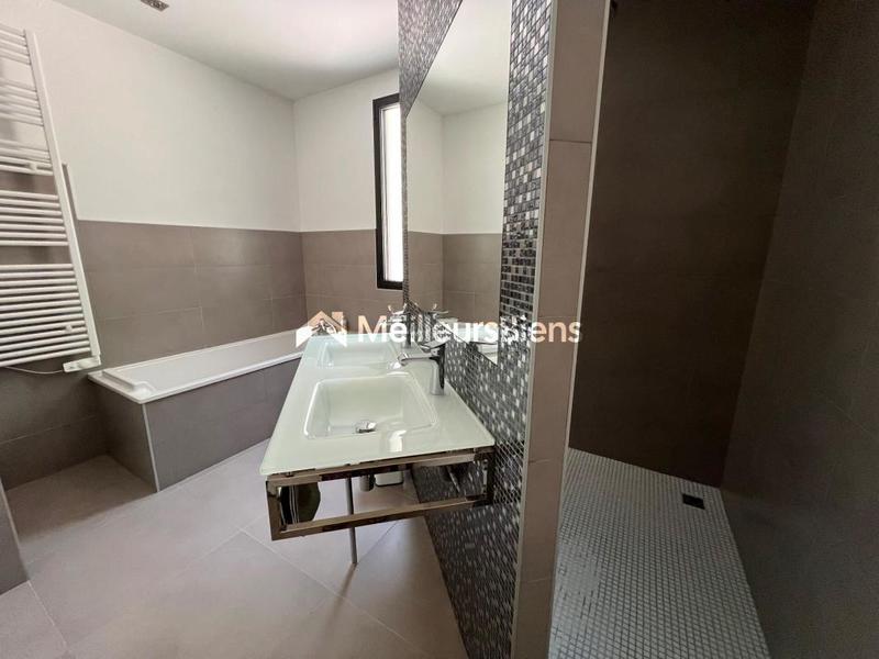 Propriété - 200 m² - 6 pièces