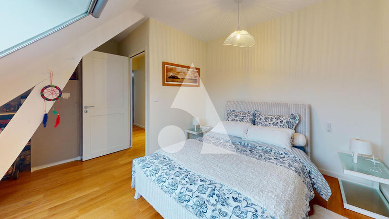 Maison - 270 m² - 8 pièces