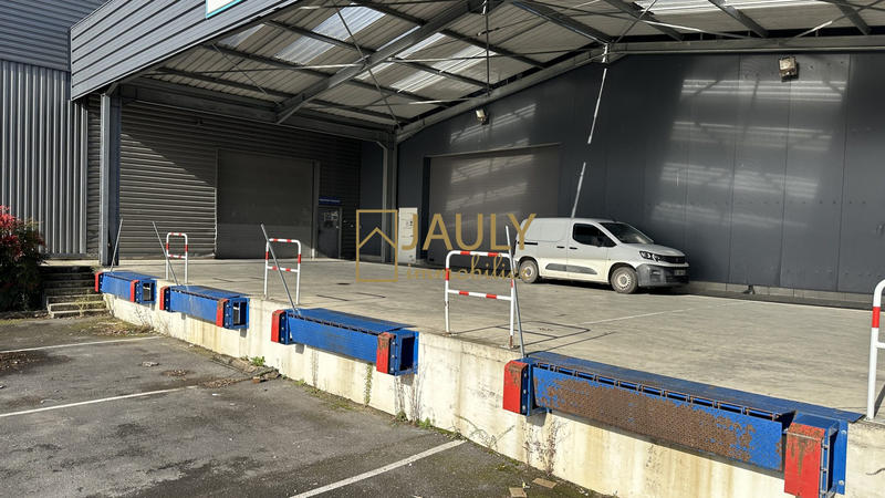 Entrepôt - 2 200 m²