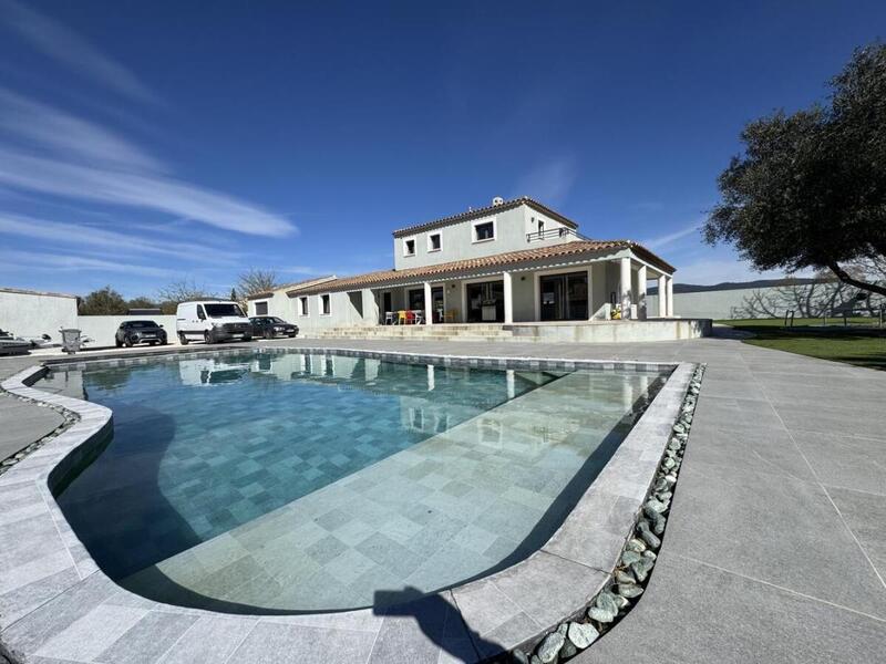 Maison - 318 m² - 9 pièces