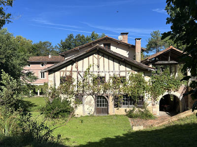 Maison ancienne - 846 m² - 13 pièces