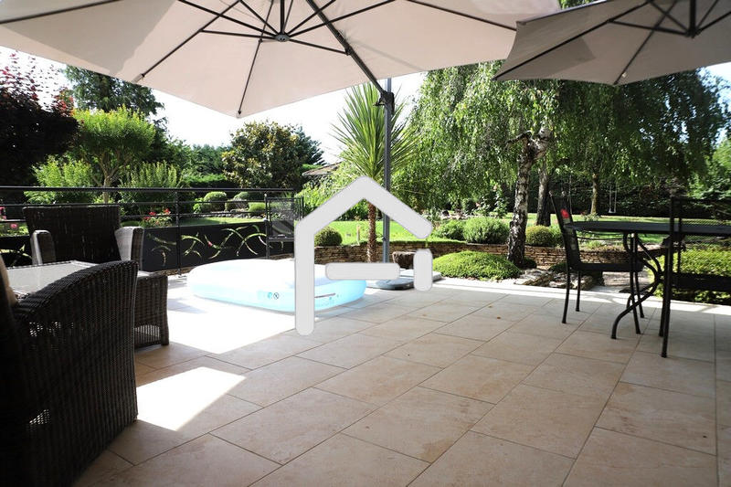 Maison - 250 m² - 6 pièces