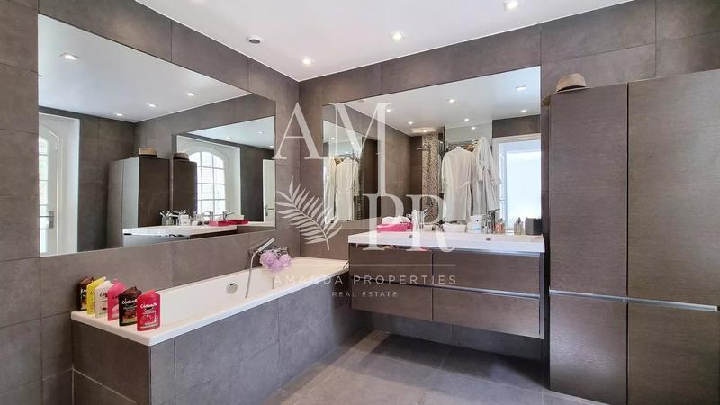 Villa - 250 m² - 8 pièces