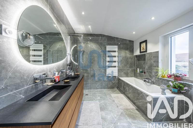 Maison - 180 m² - 8 pièces