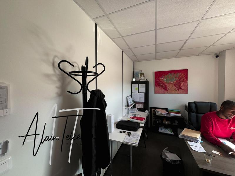 Local commercial - 820 m² - 4 pièces