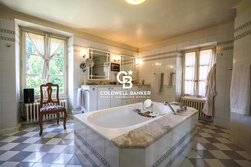 Propriété - 950 m² - 20 pièces