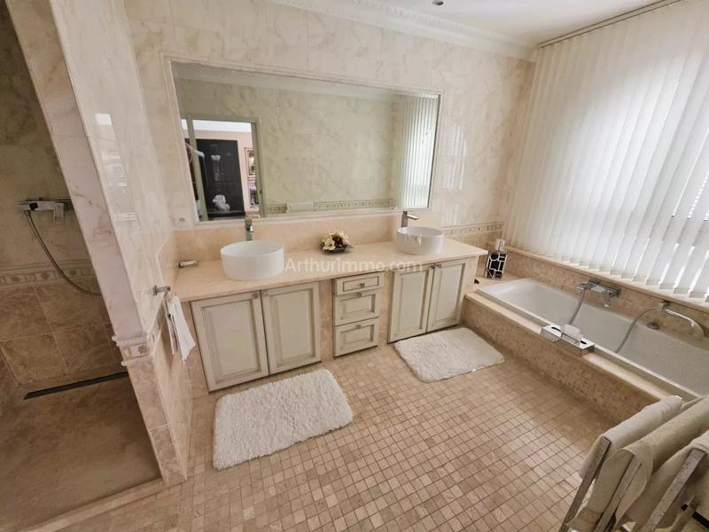 Maison - 226 m² - 7 pièces