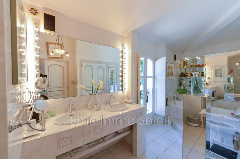 Maison - 305 m² - 7 pièces