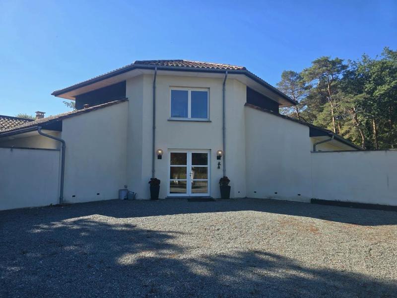 Maison - 305 m² - 9 pièces