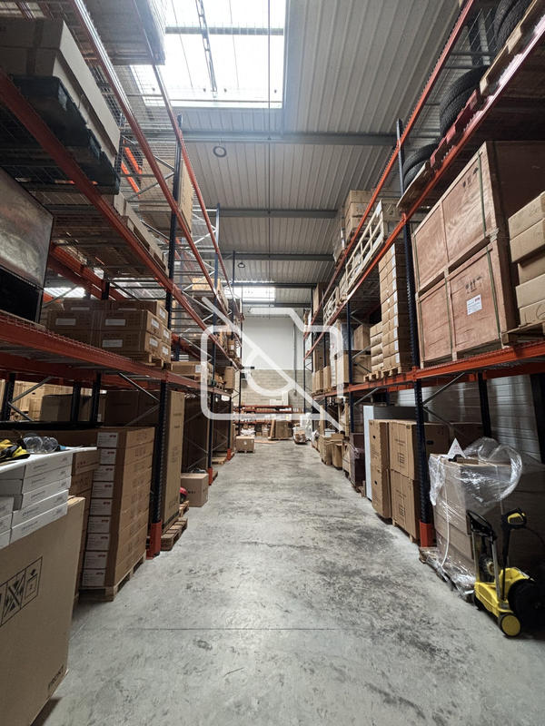 Entrepôt - 700 m²