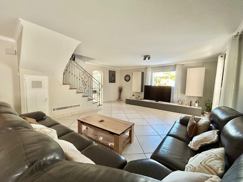 Maison - 687 m² - 12 pièces