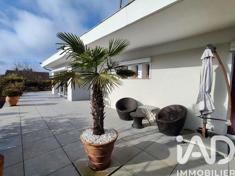 Maison - 222 m² - 9 pièces