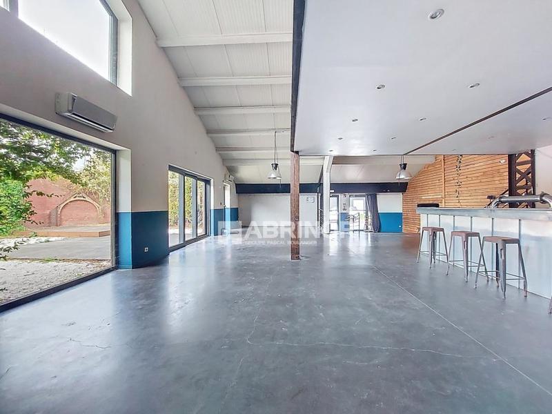 Services - 220 m² - 4 pièces