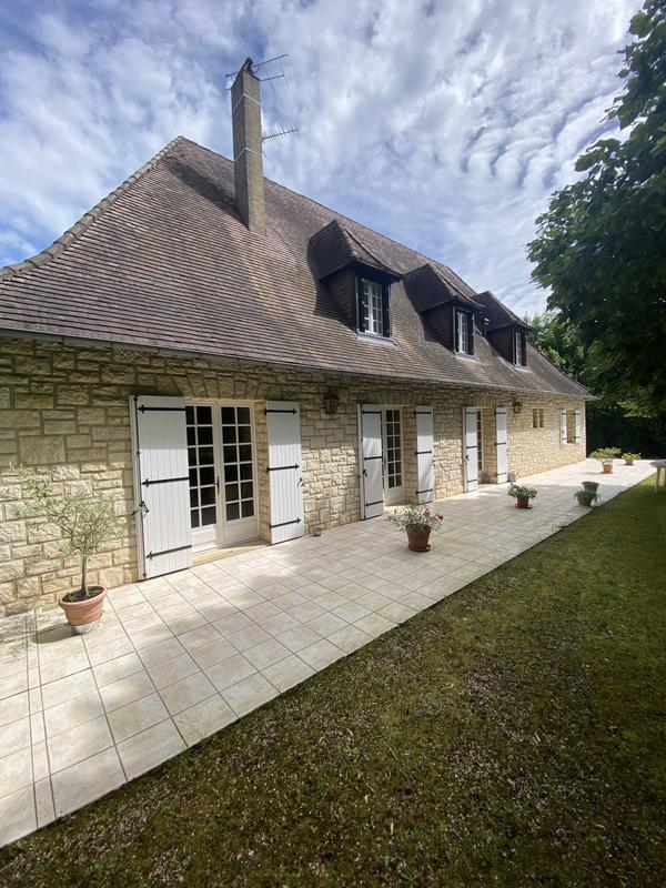 Maison traditionnelle - 277 m² - 9 pièces