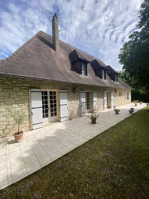 Maison traditionnelle - 277 m² - 9 pièces