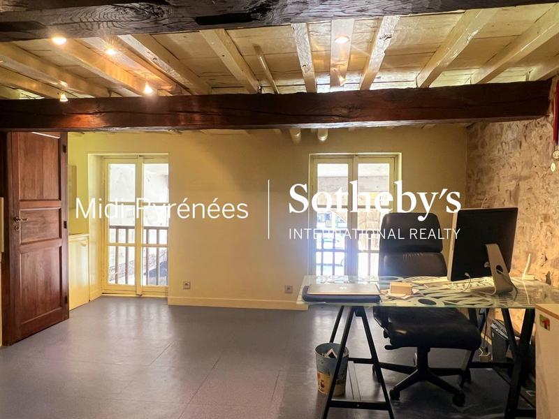 Maison - 377 m² - 12 pièces