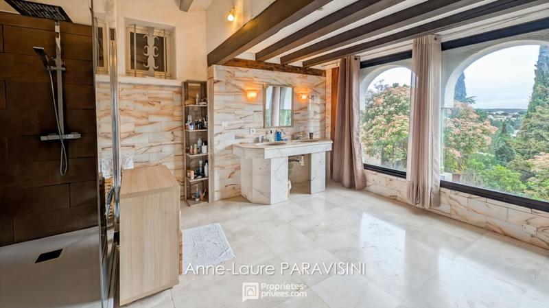 Maison - 270 m² - 10 pièces