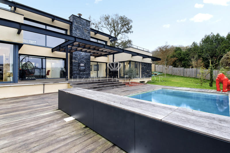 Propriété - 310 m² - 10 pièces