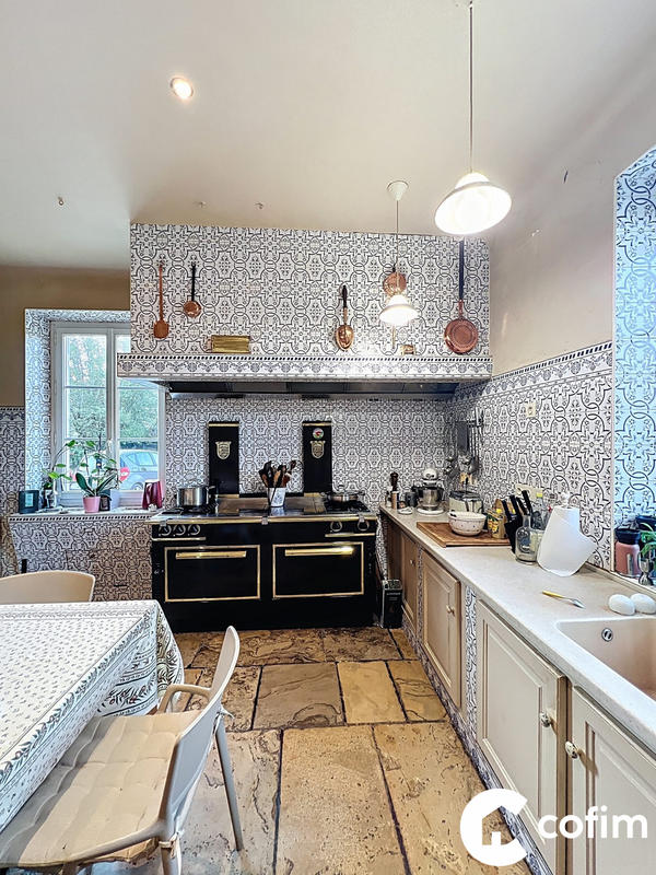 Maison - 440 m² - 12 pièces