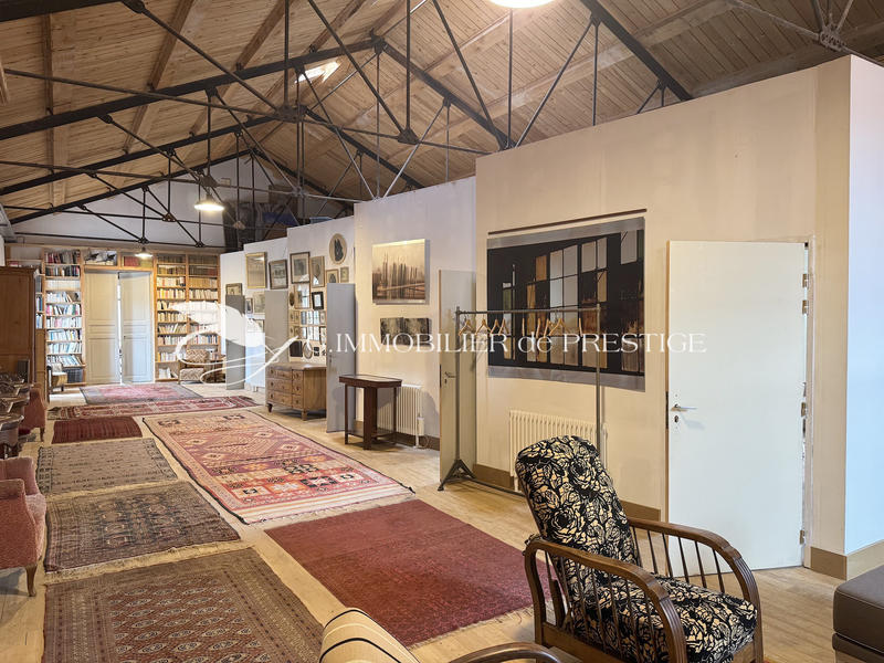 Propriété - 1 166 m² - 15 pièces