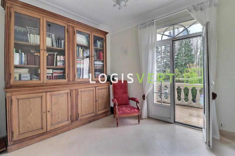 Maison - 225 m² - 9 pièces