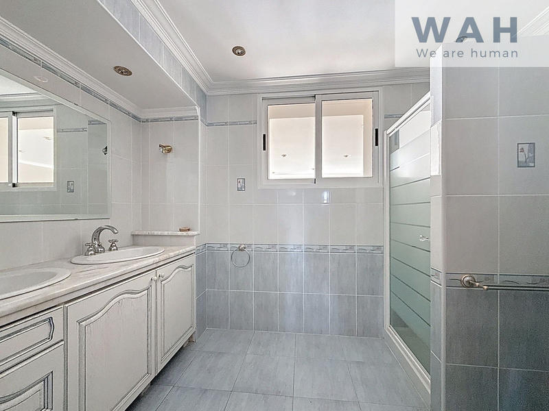 Maison - 390 m² - 13 pièces