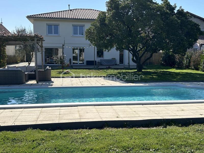 Maison - 206 m² - 8 pièces