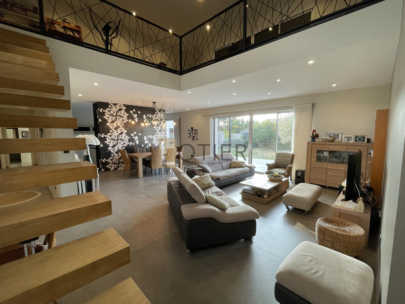 Maison - 240 m² - 5 pièces