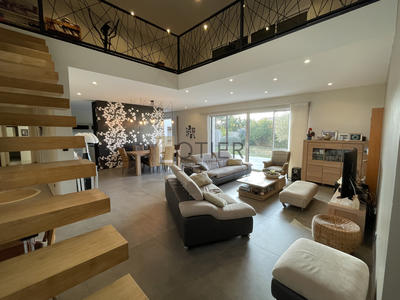 Maison - 240 m² - 5 pièces