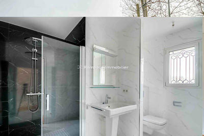 Maison - 250 m² - 9 pièces