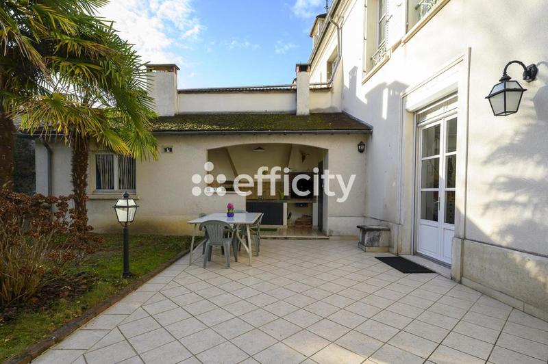 Maison - 223 m² - 9 pièces