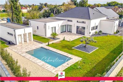 Maison - 220 m² - 9 pièces