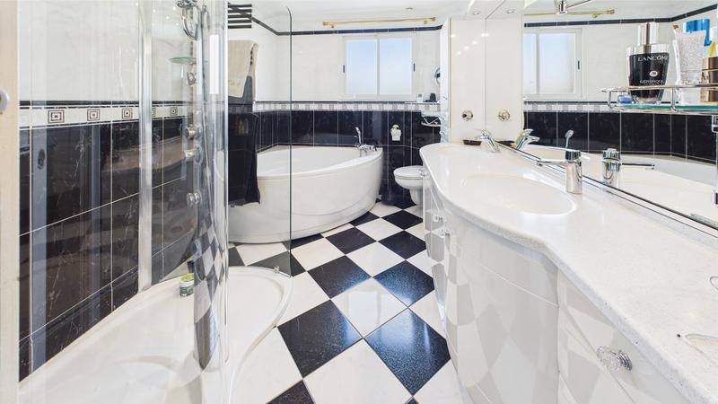 Propriété - 252 m² - 9 pièces