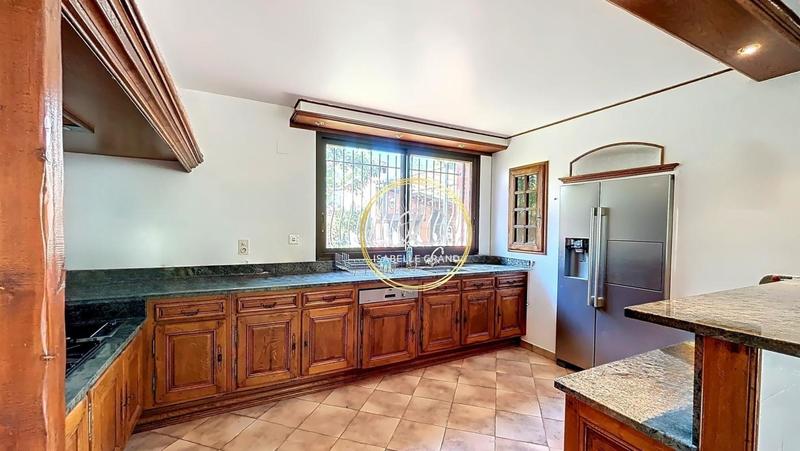 Mas - 200 m² - 6 pièces