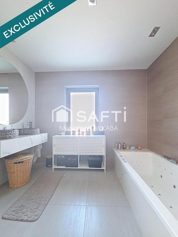 Maison - 260 m² - 9 pièces