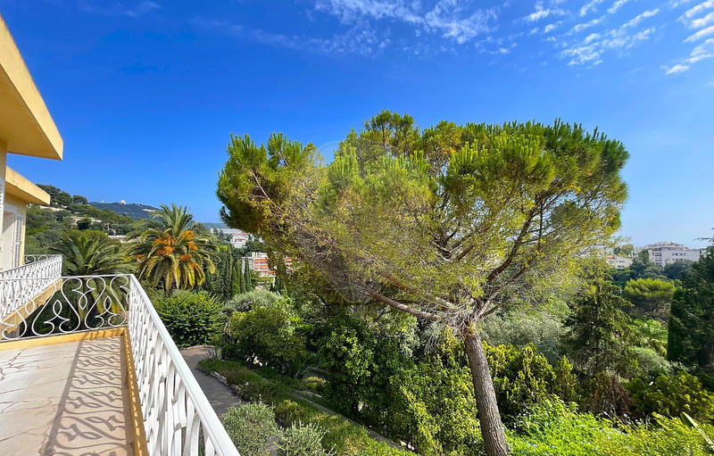 Propriété - 385 m² - 8 pièces