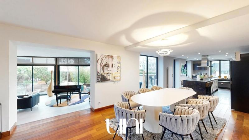 Maison - 210 m² - 6 pièces